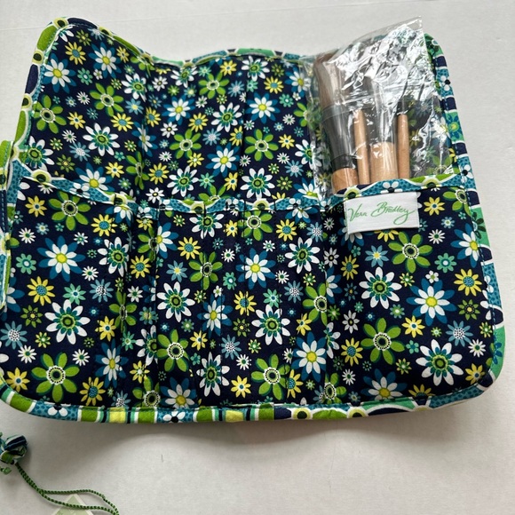 NWT Vera Bradley Make Up Brush travel set. “Daisy Daisy” pattern. - Picture 4 of 16